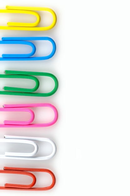 Photo colorful paperclips isolated on white background