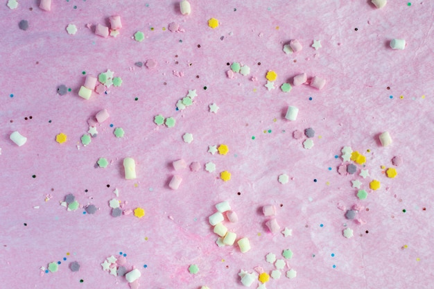 Красочная вечеринка с плоским лежал, с днем рождения, вкусные красочные сладкие конфеты угощения на розовом фоне