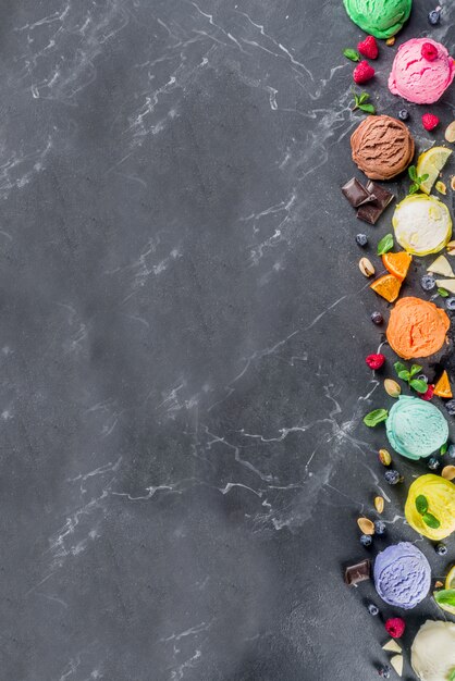 Foto gelato pastello colorato con coni di cialda