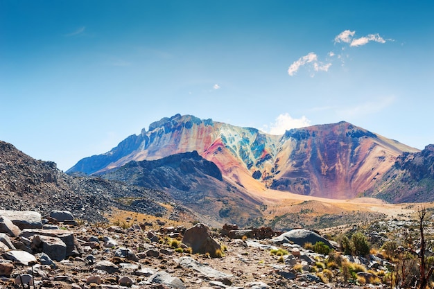 Tunupa 화산의 다채로운 피크, Salar de Uyuni, Altiplano, 볼리비아