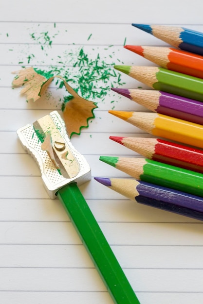 흰색 배경에 고립 된 다채로운 연필