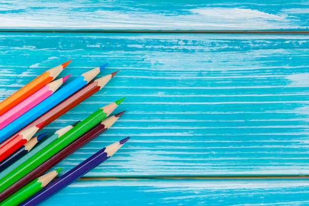 Фото Цветные карандаши на ярко-синем фоне деревянных