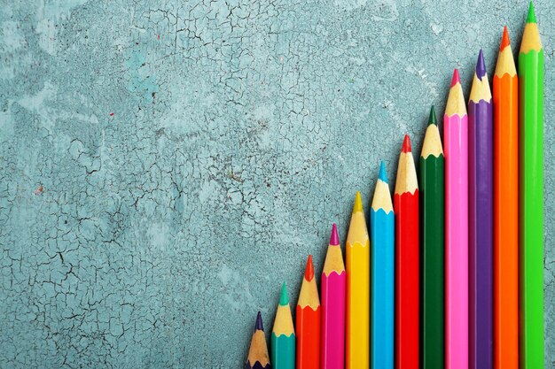 Photo colorful pencils on texture wooden background