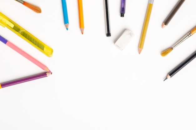 Красочные карандаши на белом фоне