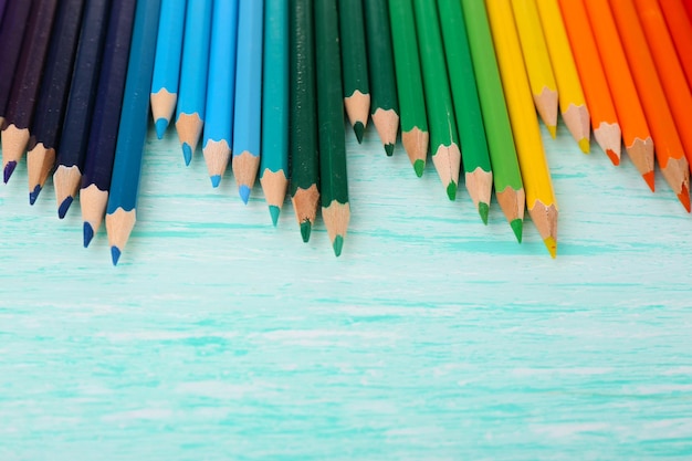 Photo colorful pencils on wooden table