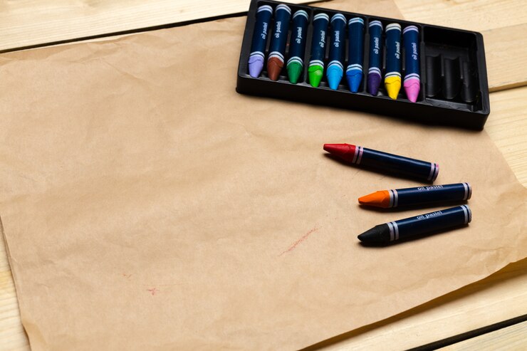 Photo colorful pencils on the wooden table