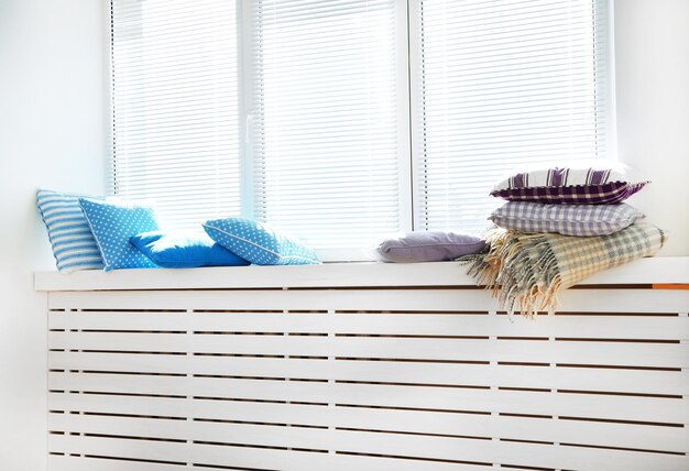 Photo colorful pillows on windowsill