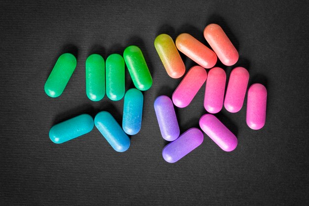 Photo colorful pills on black