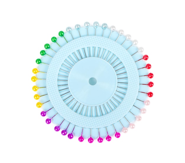 흰색 배경에 고립 된 바늘 침대에 다채로운 핀