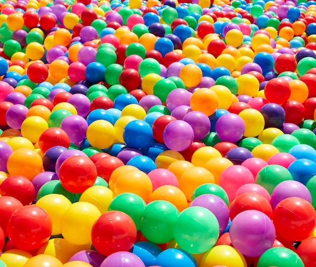 Sfondo di palline di plastica colorate