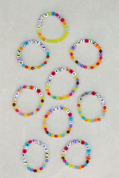 Foto braccialetti di plastica colorati per ragazze