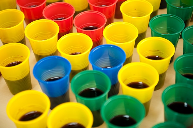 Photo colorful plastic cups