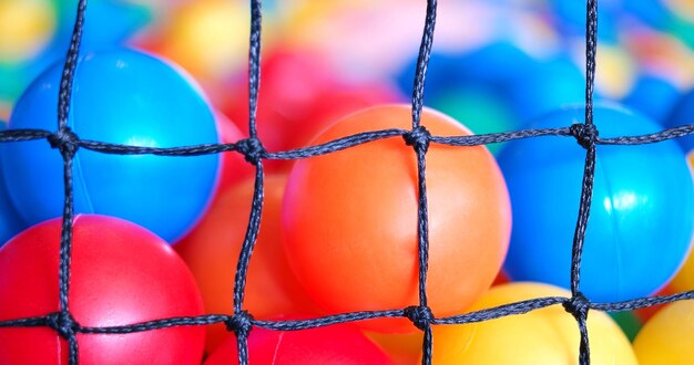 놀이터의 놀이 풀에 있는 다채로운 플라스틱 장난감 공