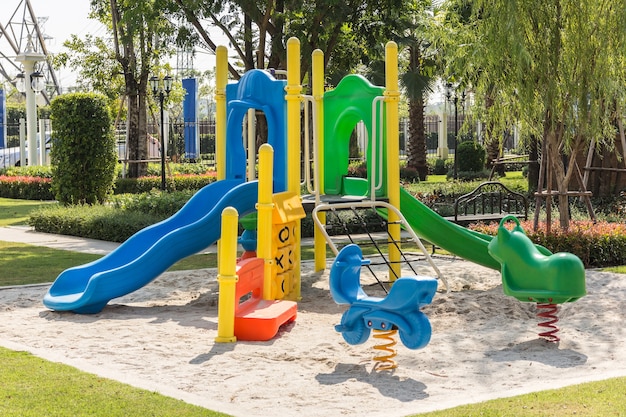 Parchi giochi colorati nel parco
