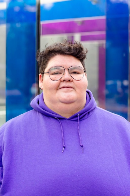 Photo colorful portrait of a chubby woman in the street