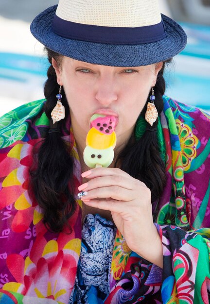 사진 아이스크림 을 먹고 카메라 를 바라보는 여자 의 다채로운 초상화