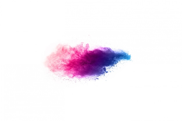 Esplosione di polvere colorata su sfondo bianco.