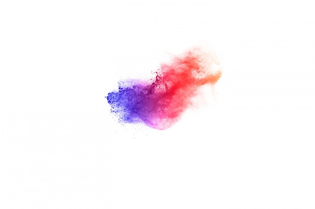 Esplosione di polvere colorata su sfondo bianco.