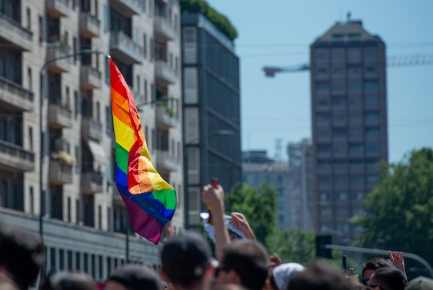 행복한 사람들과 자유롭게 사랑하는 밀라노의 화려한 프라이드 퍼레이드