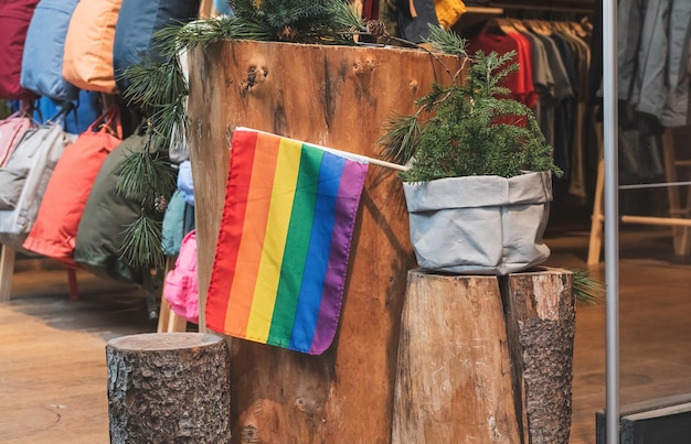 店の窓口に彩虹の旗が掲げられている