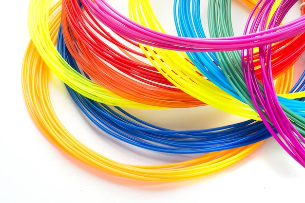 Filamenti di plastica colorati arcobaleno per penna 3d posa su sfondo bianco nuovo giocattolo per bambini