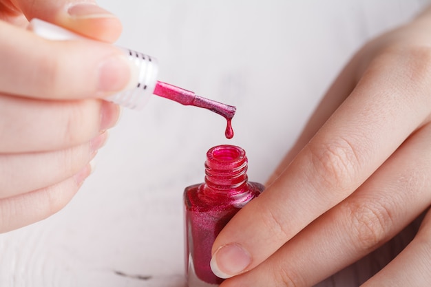 Colorata collezione rossa di disegni per unghie per l'estate e la primavera. concetto di manicure