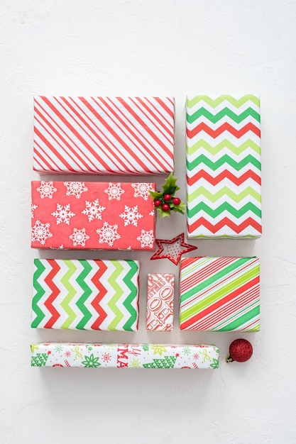 Photo colorful red and green christmas gift boxes