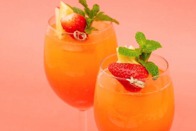 Il cocktail arancio di rinfresco variopinto dell'alba della fragola beve nei vetri