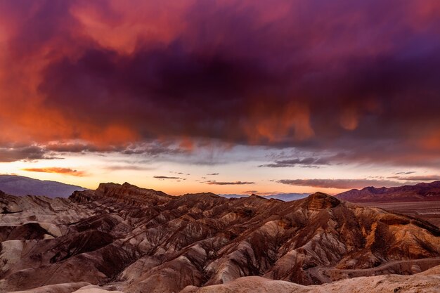 Photo the colorful ridges of zabriskie point at sunset death valley national park, california, usa