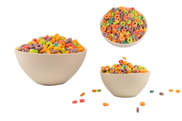 Cereali anelli colorati fuoriuscire in una ciotola colazione isolata