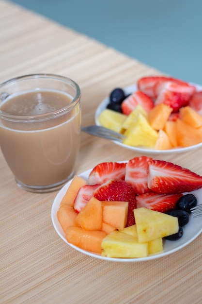 사진 테이블에 다채로운 익은 맛있는 과일과 커피 아침 식사