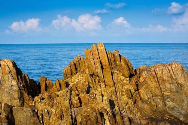 Foto rocce colorate e bellissimo mare tropicale.