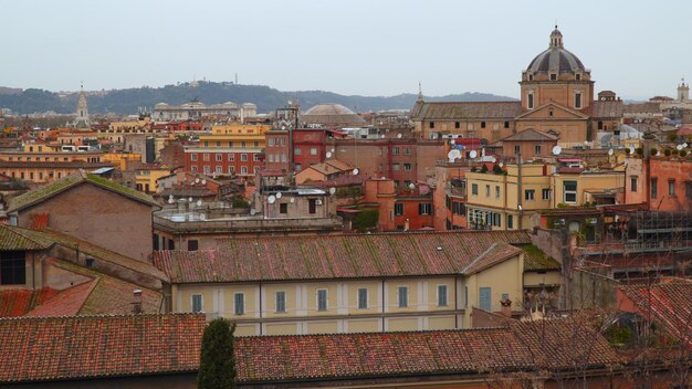 イタリアのローマのカラフルな屋根