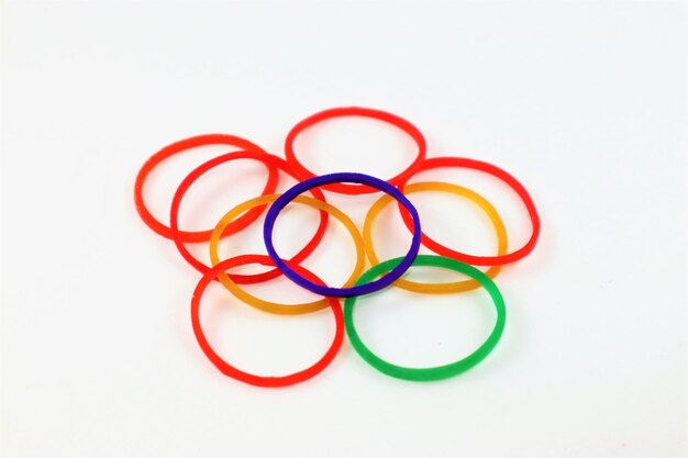 Photo colorful rubber bands on white background