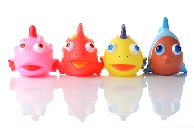 Foto giocattolo da bagno per pesci di gomma colorato su sfondo bianco