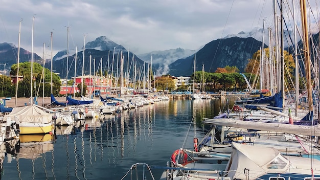 Colorate barche a vela nel porto al lago di montagna in autunno lago di garda italia