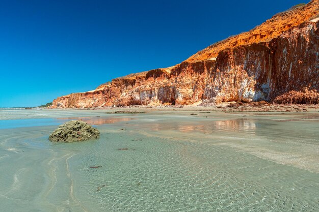 낙원 Praia de Vila Nova Icapui Ceara Brazil의 다채로운 모래 절벽