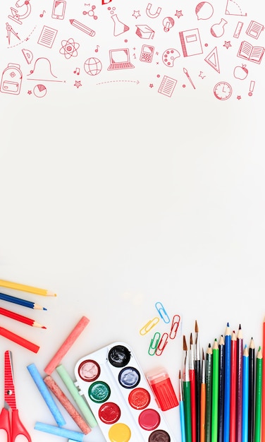 Bordo d'angolo colorato forniture scolastiche su uno sfondo bianco. istruzione, tempo di scuola