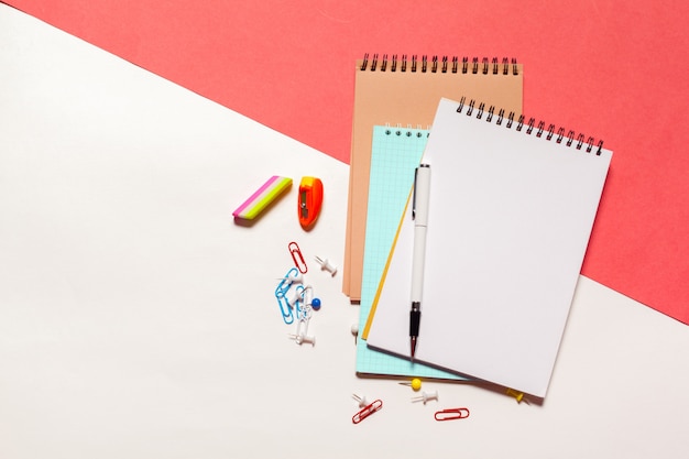 色とりどりの学校用品を上から見る