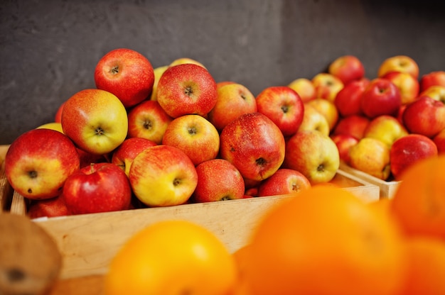 Frutta fresca lucida colorata. mele rosse sullo scaffale di un supermercato o di una drogheria.