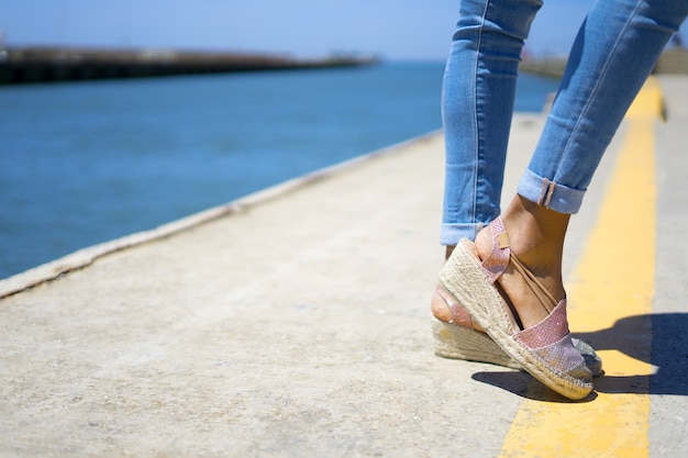 Scarpe colorate espadrillas da donna in stile estivo