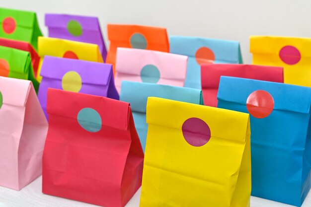 Foto borse di carta piegate colorate per lo shopping in bianco per il design dell'identità del logotipo del marchio