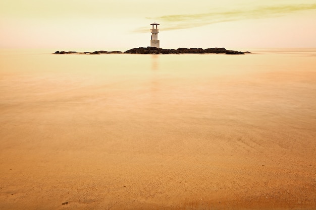 Foto cielo colorato dopo il tramonto dietro il faro