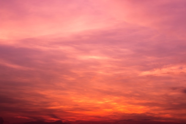 カラフルな空の背景と雲