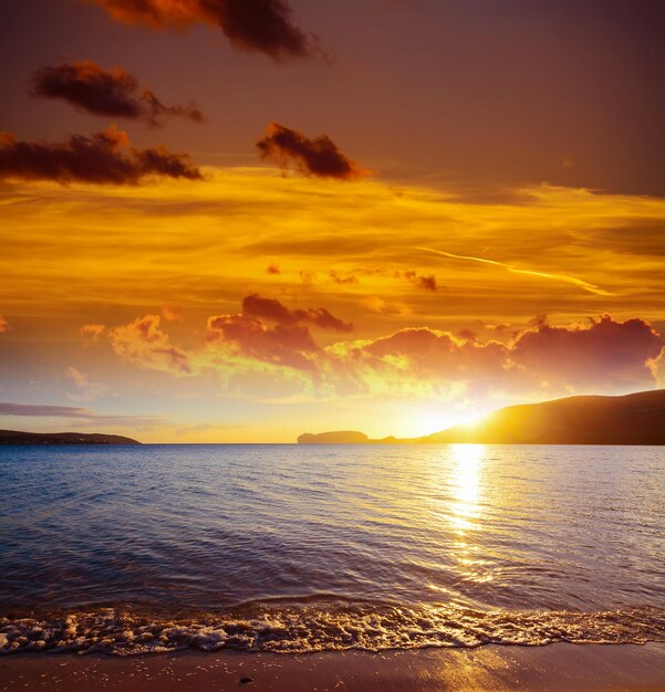 日没サルデーニャでムゴニビーチの上のカラフルな空
