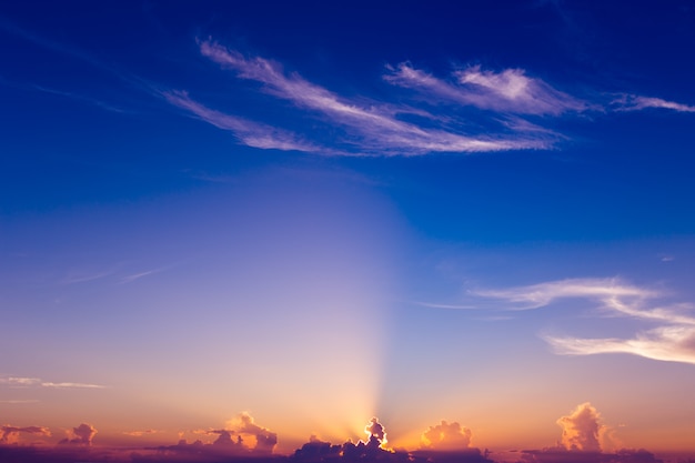 Cielo colorato e alba. paesaggio naturale