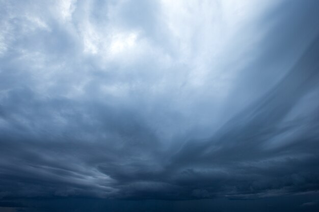 Cielo colorato e alba paesaggio naturale