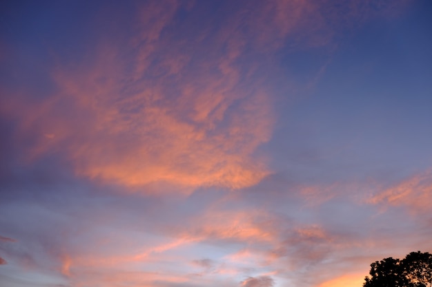 太陽が夕方より前に落ちるときのカラフルな空。