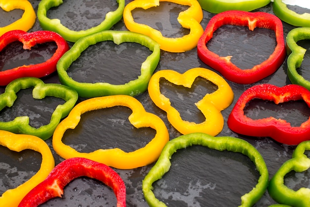 Photo colorful sliced bell peppers
