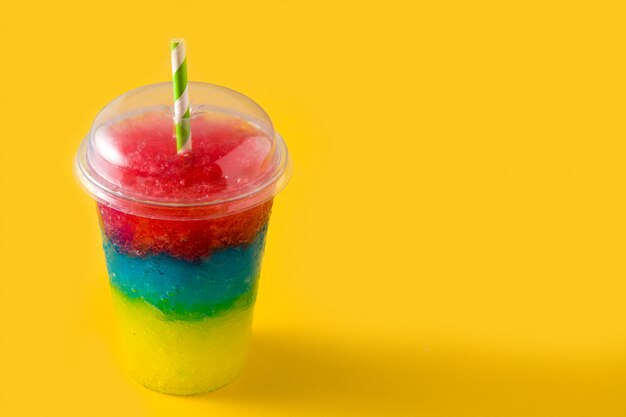 다른 맛의 화려한 slushie